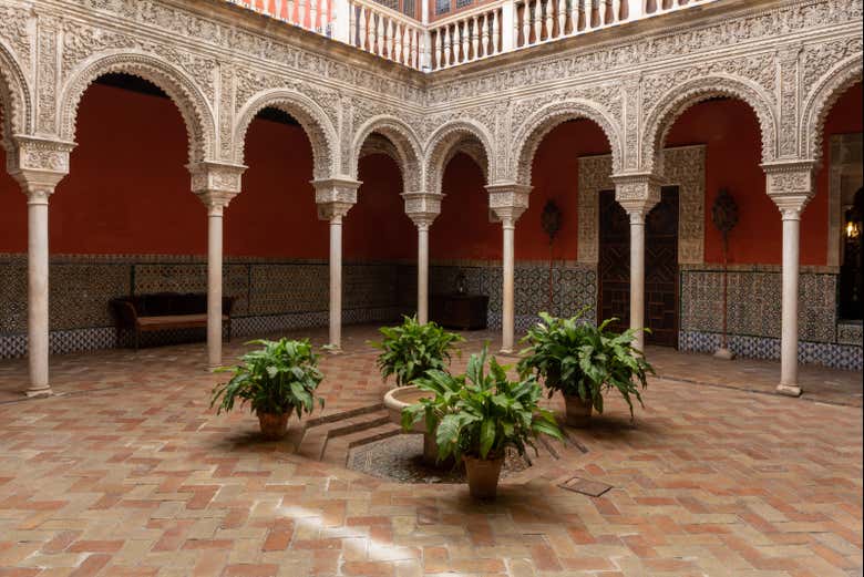 Gesso trabalhado em estilo plateresco no pátio renascentista