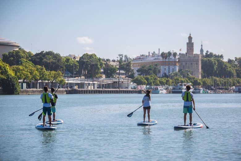 Remando junto à Torre del Oro