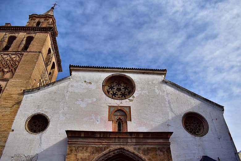 Contemplando a fachada da paróquia de Omnium Sanctorum