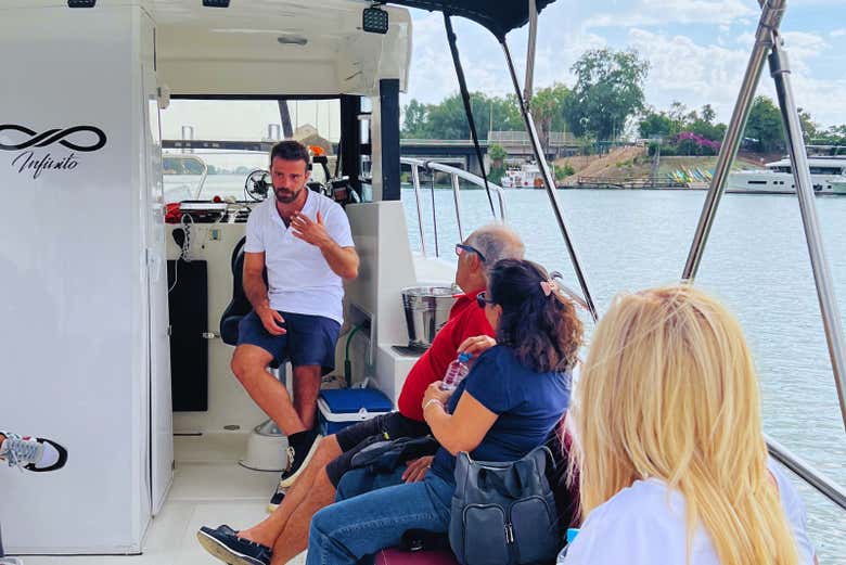 Explicações do guia a bordo do barco