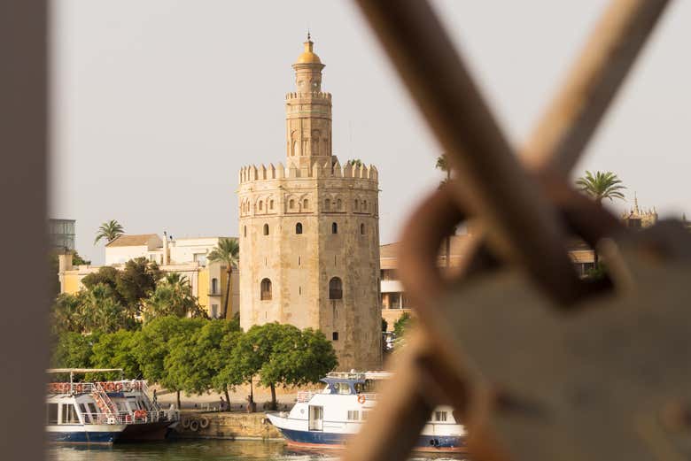 Contemplando a Torre del Oro
