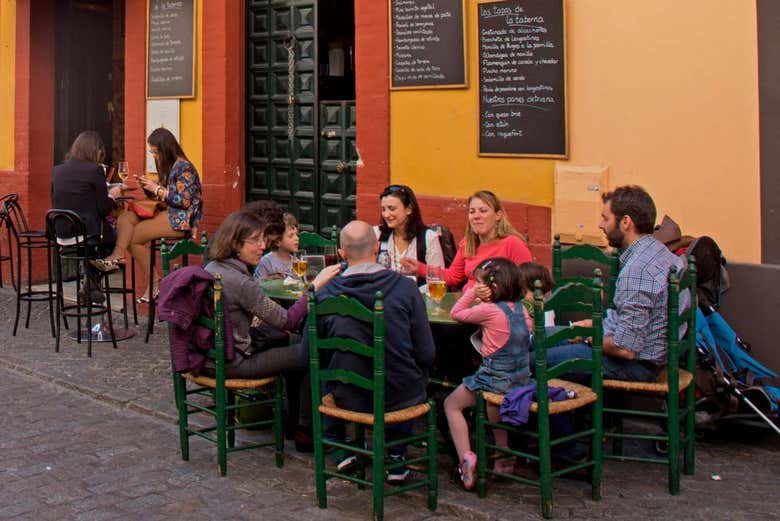 Provando tapas em Sevilha