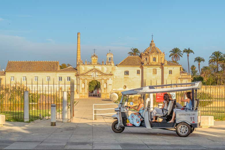 Desfrutando o tour de tuk tuk por Sevilha
