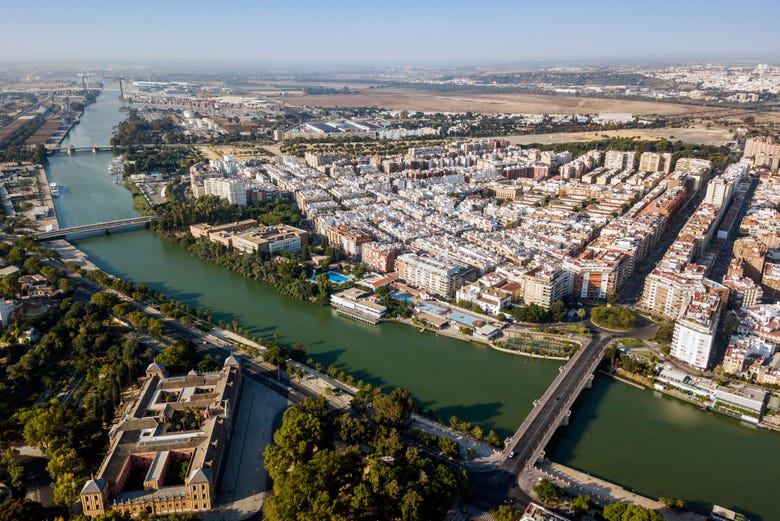 Vista aérea do rio Guadalquivir na sua passagem por Sevilha