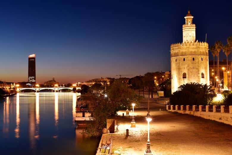 A Torre do Ouro ao cair da noite