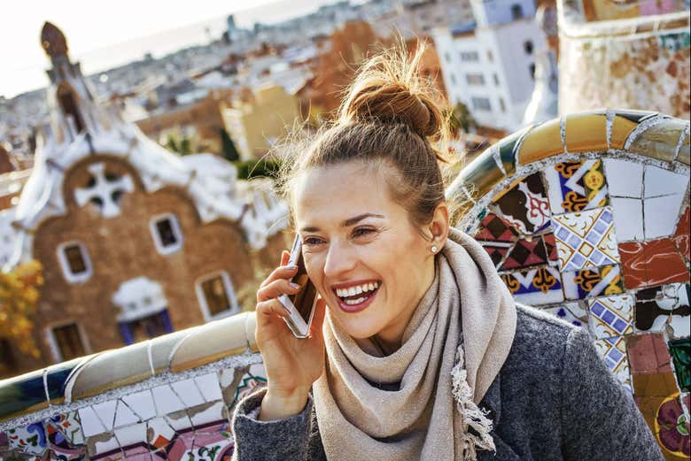 Falando por telefone no Parque Güell
